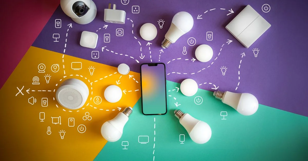 Vue de dessus d'appareils de maison intelligente et d'un smartphone mettant en avant l'automatisation et la connectivité.