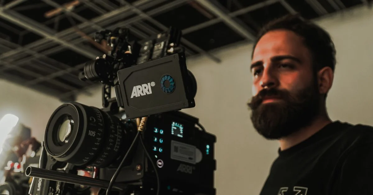 Dans les coulisses d'un tournage à Istanbul, avec un cinéaste manipulant une caméra professionnelle.