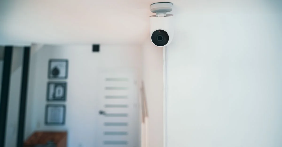 Une caméra de sécurité intérieure élégante installée dans une maison contemporaine pour la surveillance et la sécurité.
